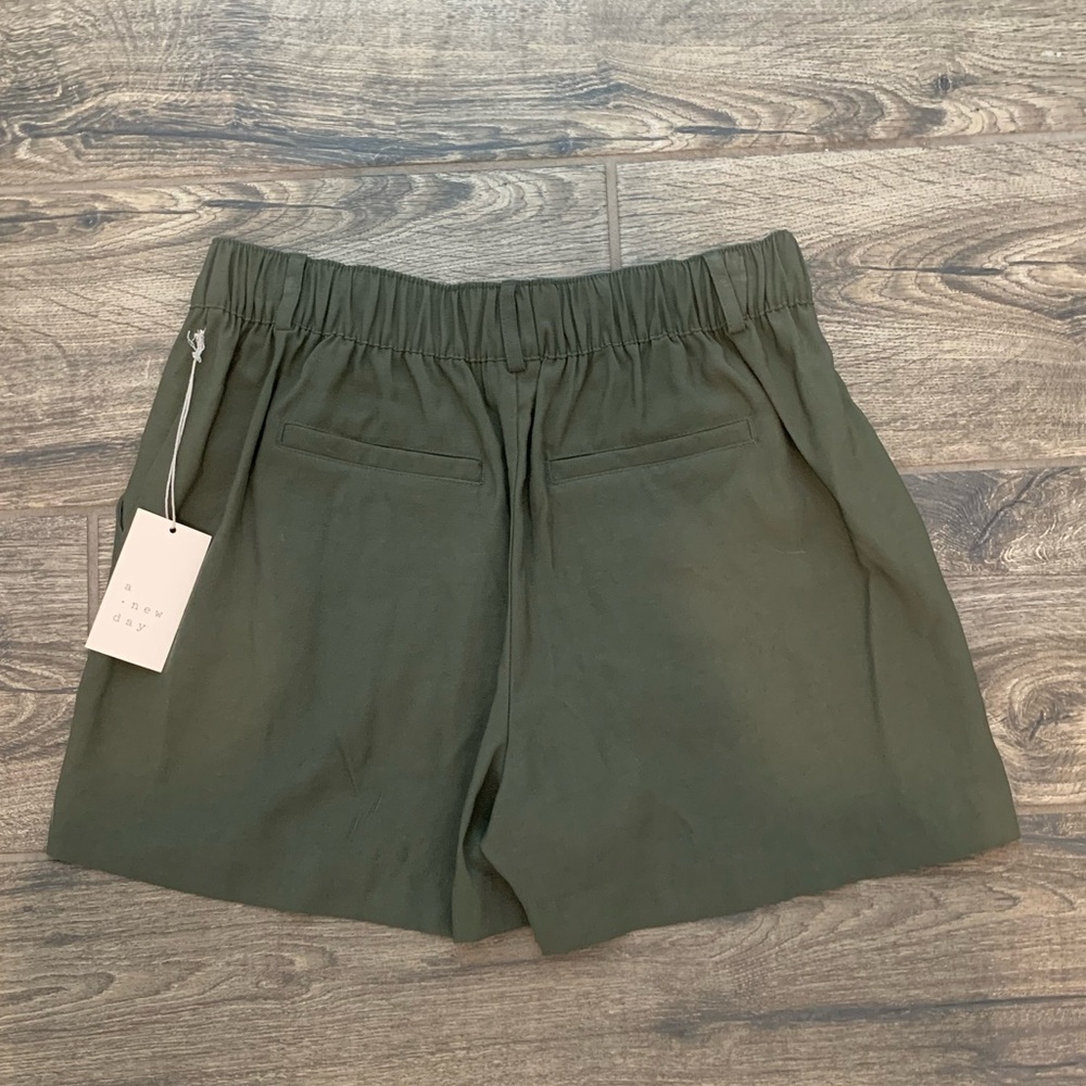 Green belted shorts - Picture 2 of 3